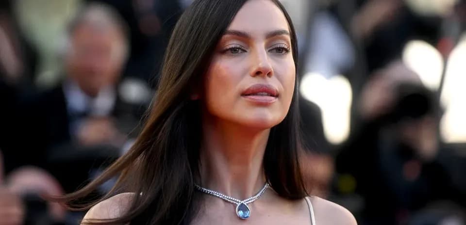Femme avec un collier sur un tapis rouge