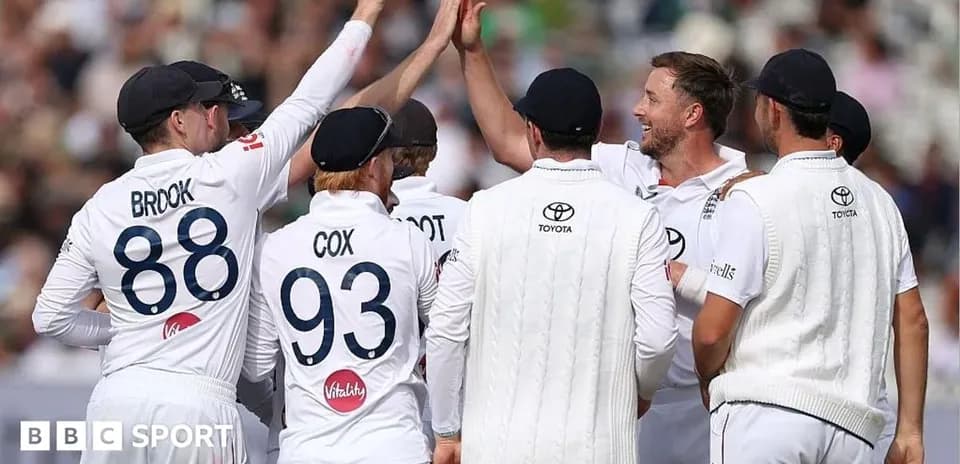 Équipe de cricket célébrant un wicket ensemble