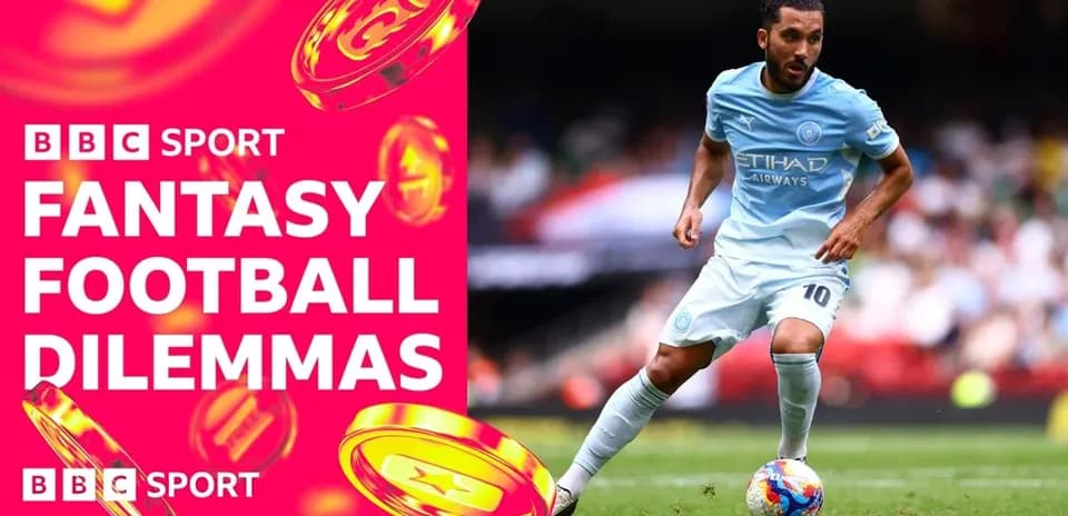 Joueur en maillot bleu de Manchester City dribblant sur le terrain