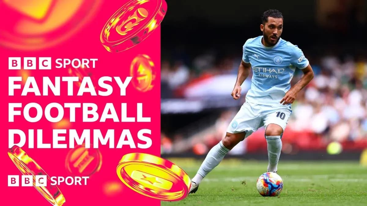 Joueur en maillot bleu de Manchester City dribblant sur le terrain