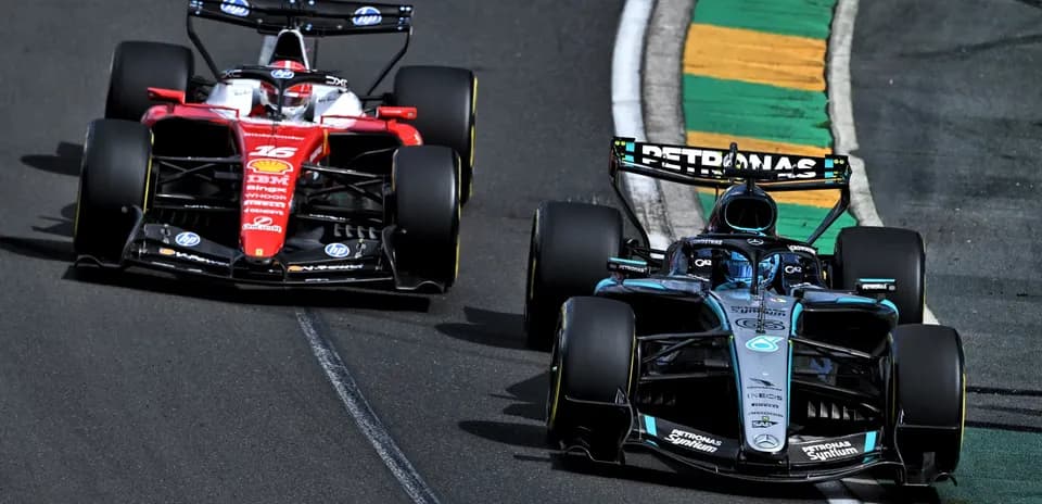 Deux voitures de F1 en course sur circuit
