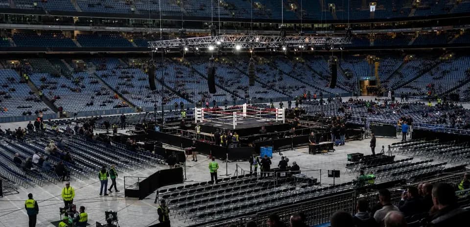 Ring de boxe installé dans un stade presque vide