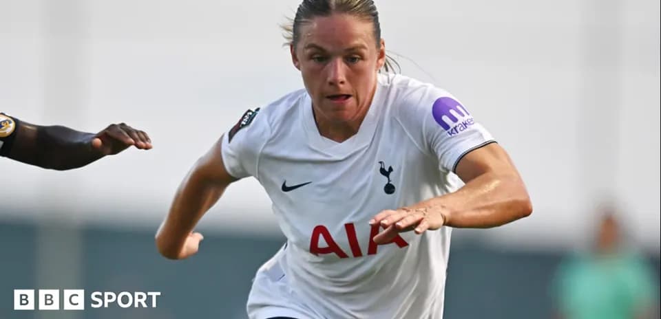 Joueuse de Tottenham en pleine course avec adversaire