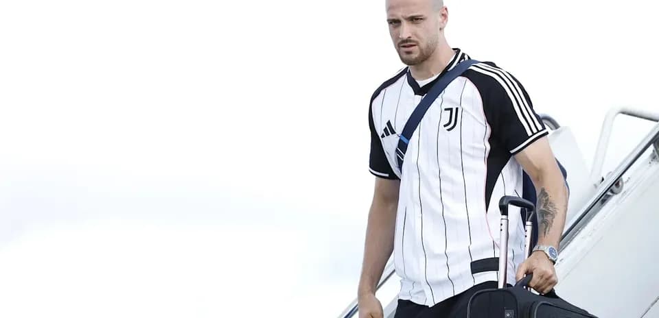 Joueur de la Juventus arrivant avec une valise