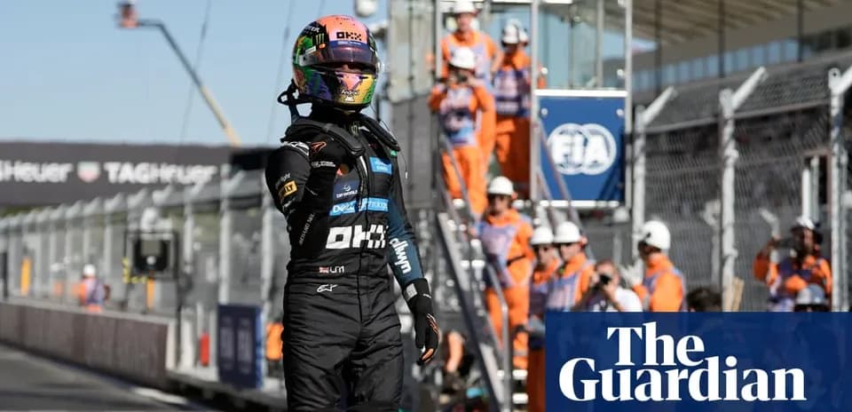 Pilote de F1 en combinaison sur la ligne d'arrivée