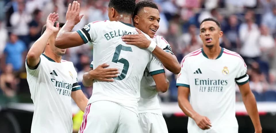 Joueurs de Real Madrid célébrant un but ensemble