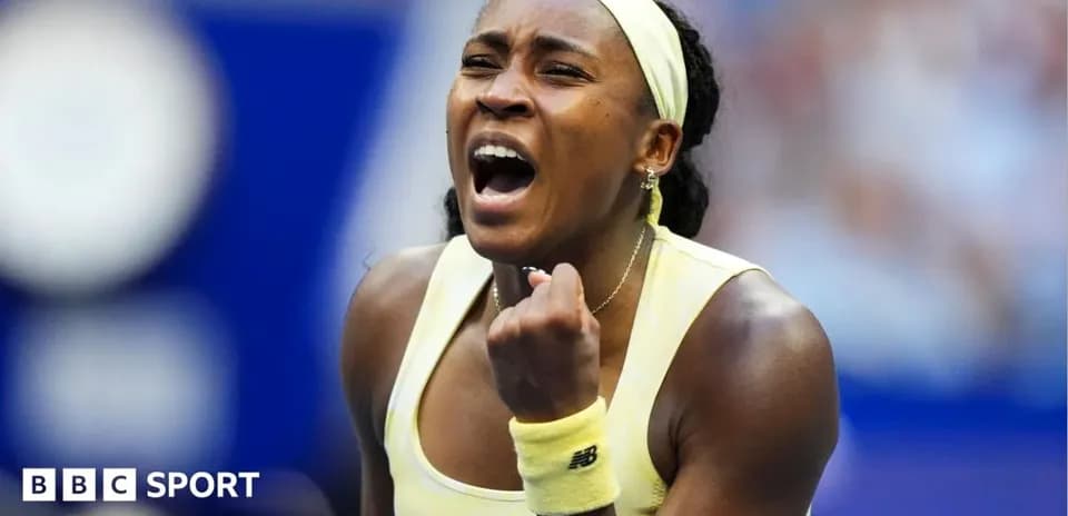 Joueuse de tennis célébrant une victoire sur le court