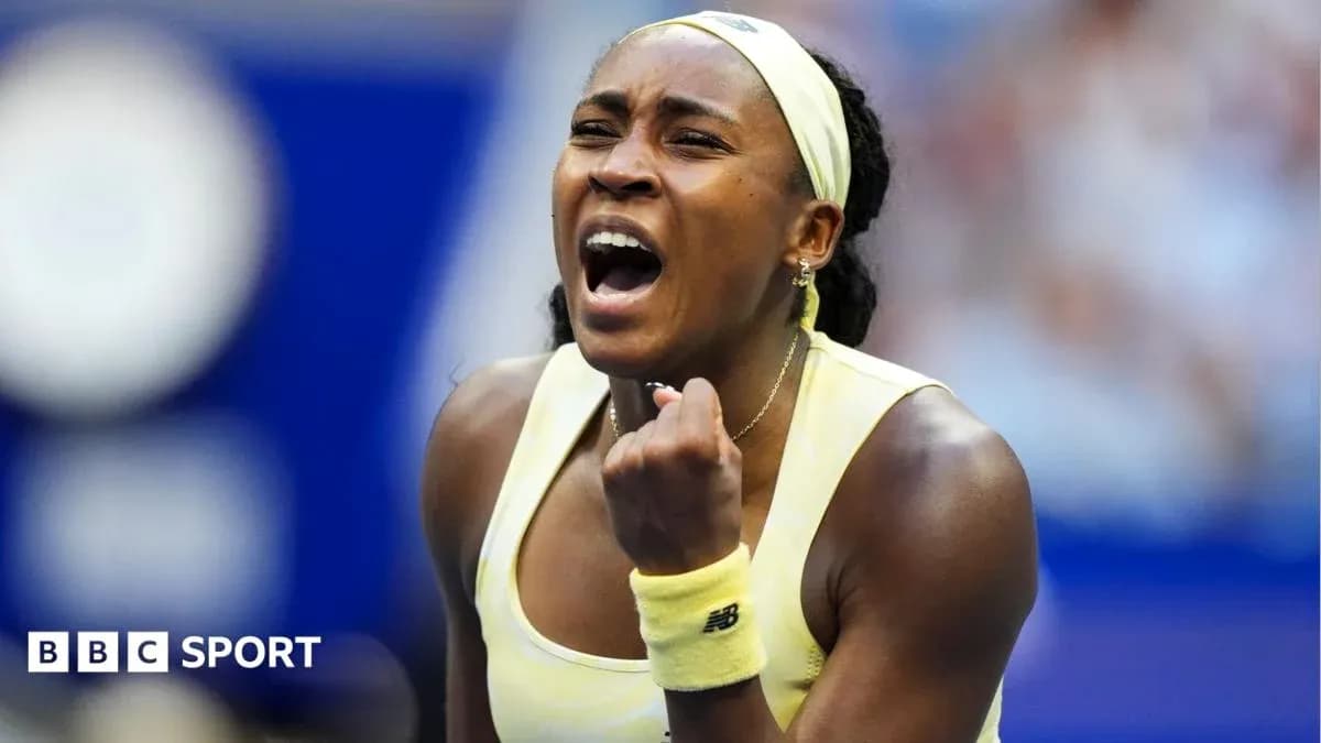 Joueuse de tennis célébrant une victoire sur le court
