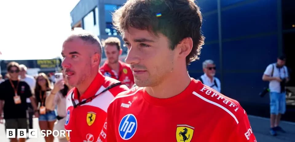 Pilote Ferrari marchant dans le paddock de F1