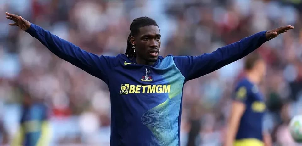 Joueur s'échauffant avec les bras écartés avant le match