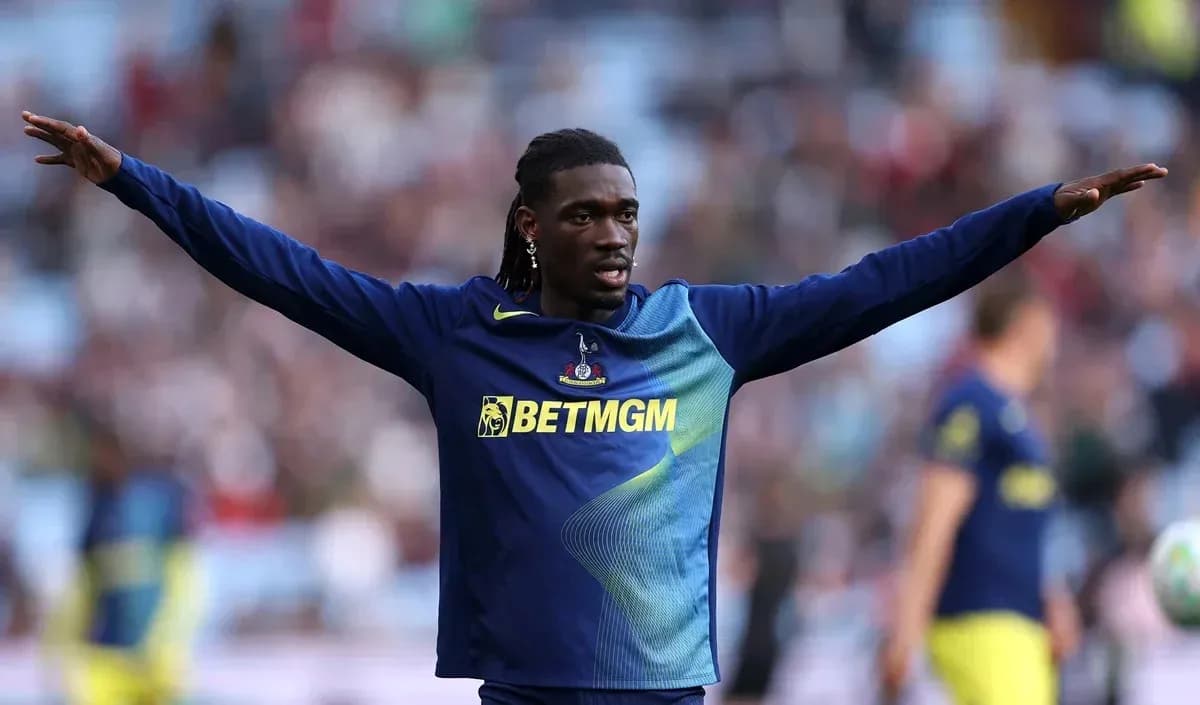 Joueur s'échauffant avec les bras écartés avant le match