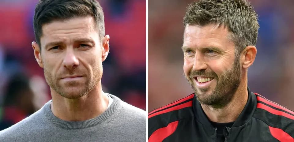 Deux entraîneurs souriant lors d'un événement sportif