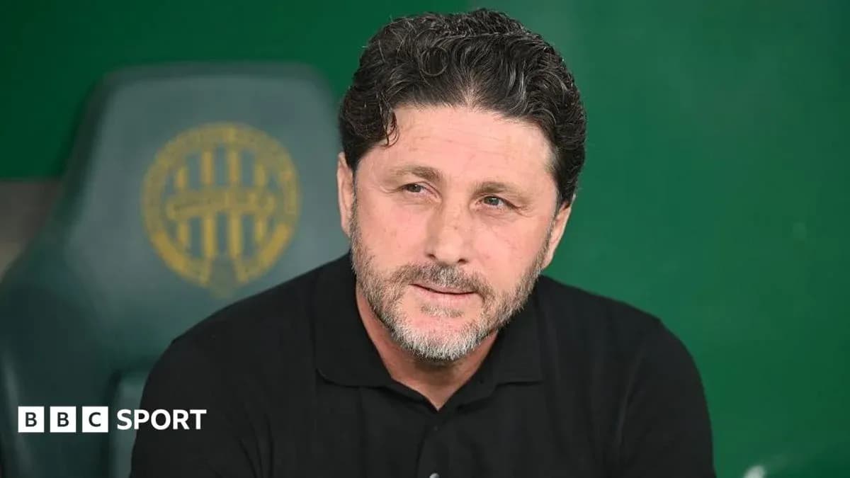 Entraîneur lors d'une conférence de presse