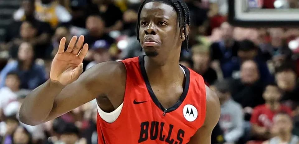 Joueur des Bulls levant la main sur le terrain