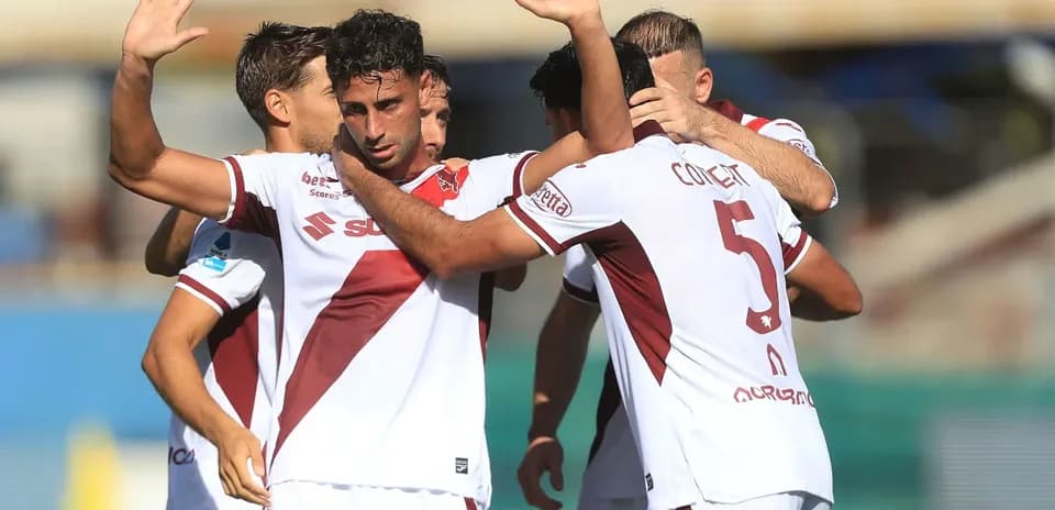 Joueurs célébrant un but sur le terrain