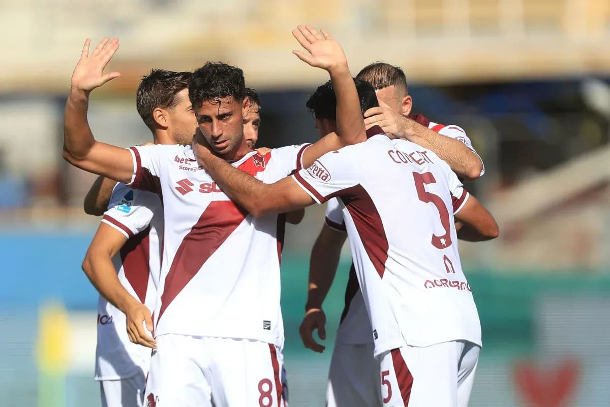 Joueurs célébrant un but sur le terrain