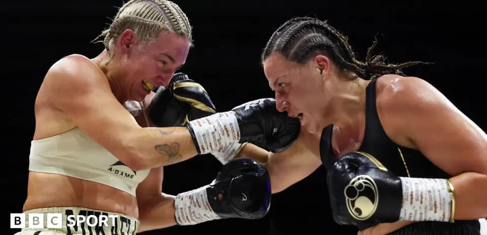 Deux boxeuses se battant sur le ring