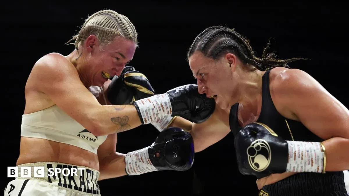 Deux boxeuses se battant sur le ring