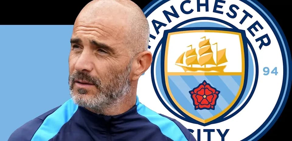 Entraîneur devant le logo de Manchester City