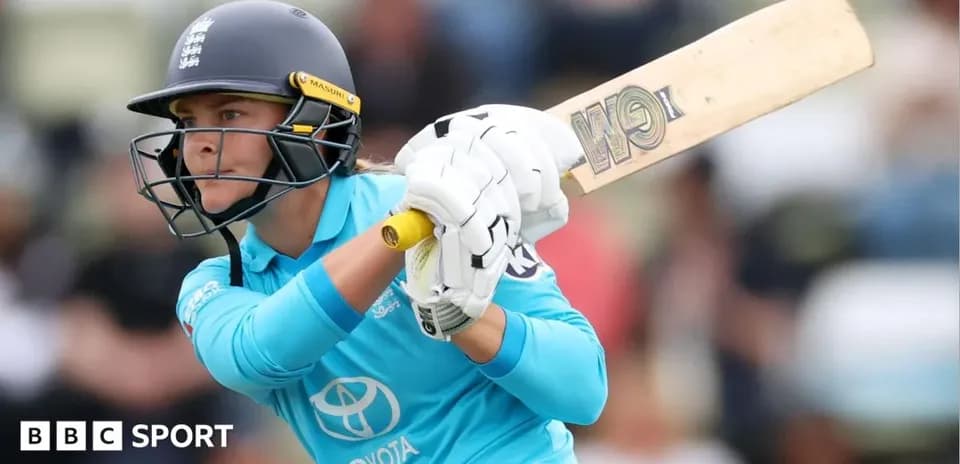 Joueuse de cricket frappant la balle au bâton
