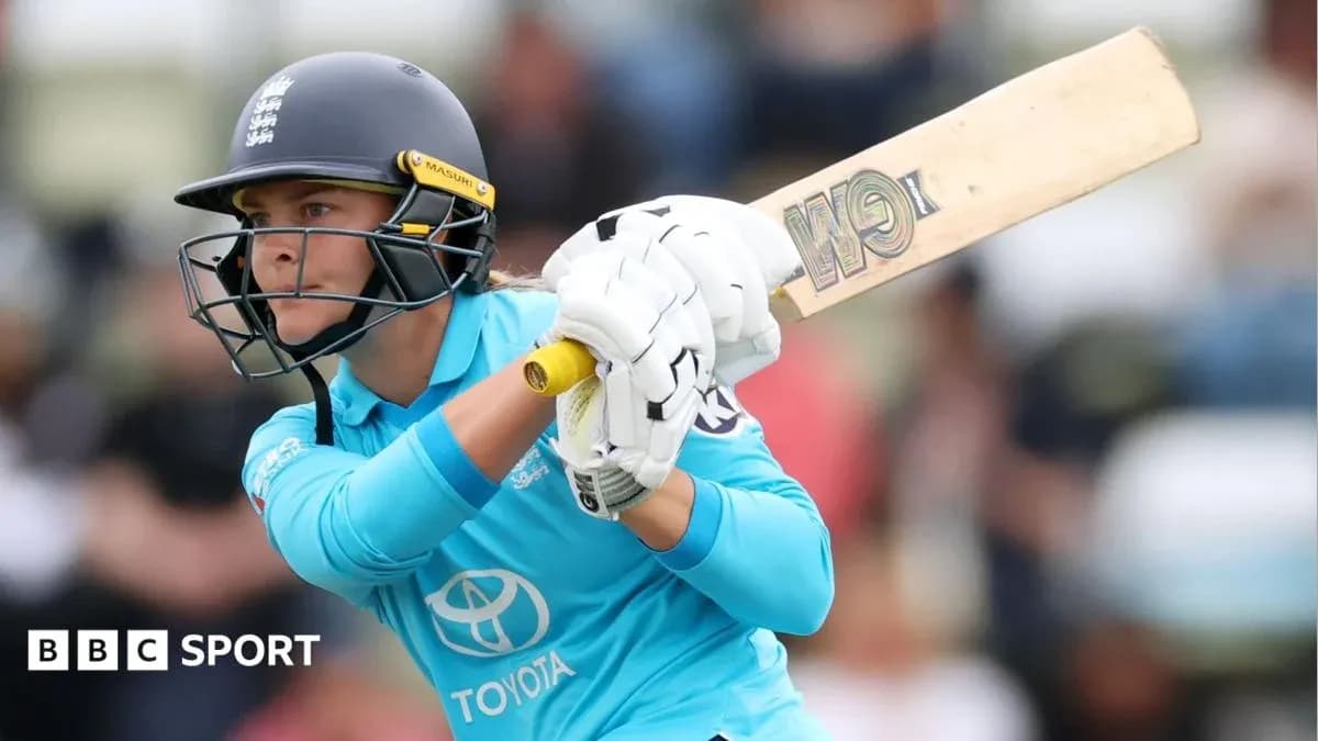 Joueuse de cricket frappant la balle au bâton