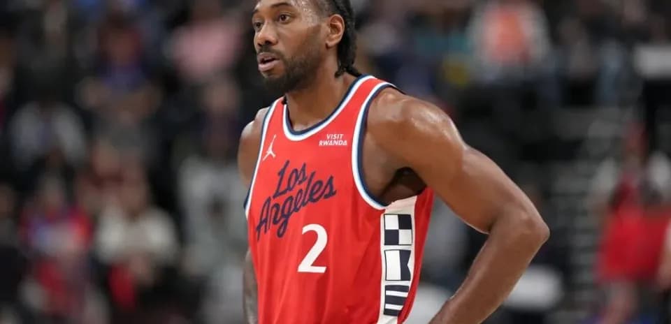 Joueur de basketball en tenue Los Angeles sur le terrain
