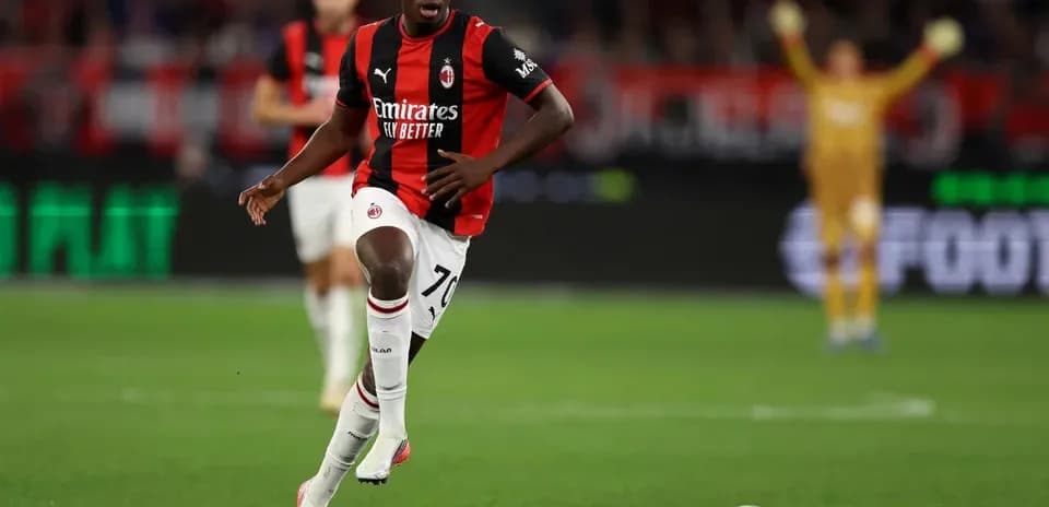 Joueur de l'AC Milan courant avec le ballon
