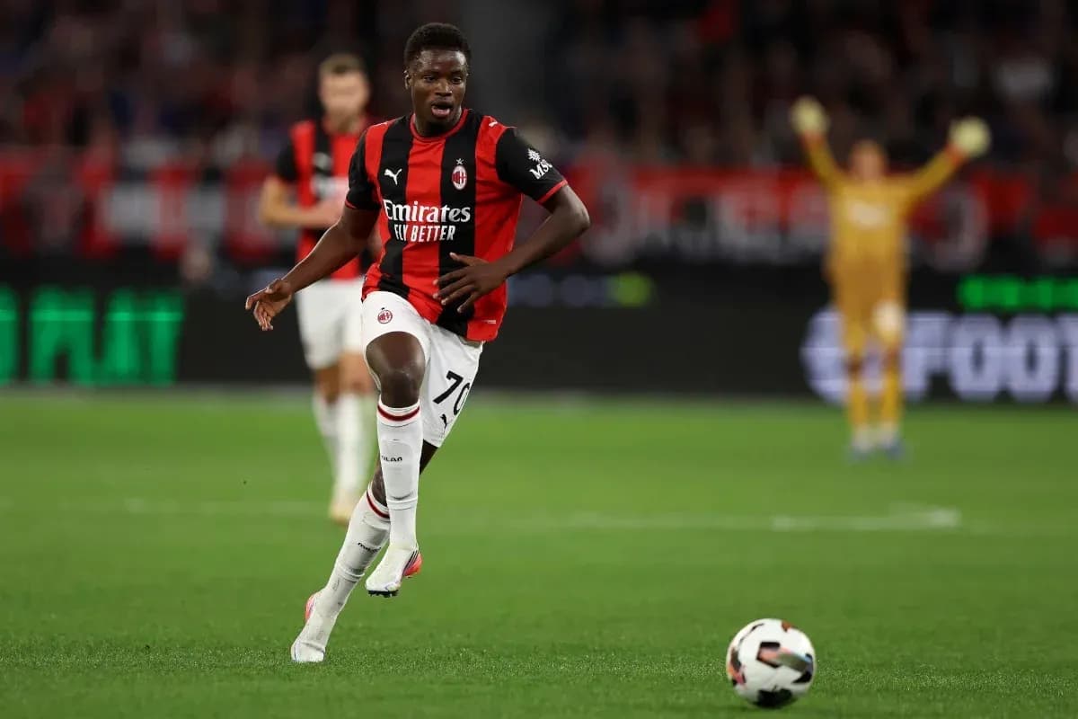 Joueur de l'AC Milan courant avec le ballon