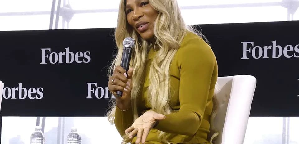 Femme parlant avec un micro lors d'un événement Forbes