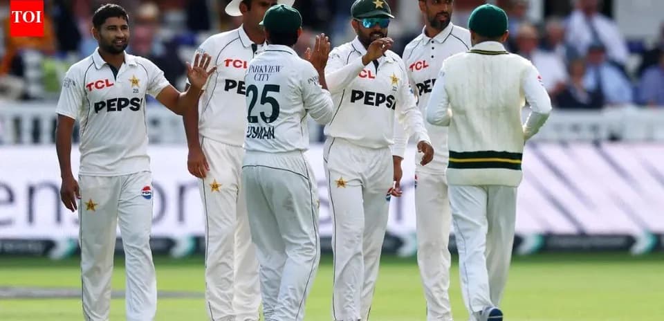 Joueurs pakistanais célébrant un wicket sur le terrain