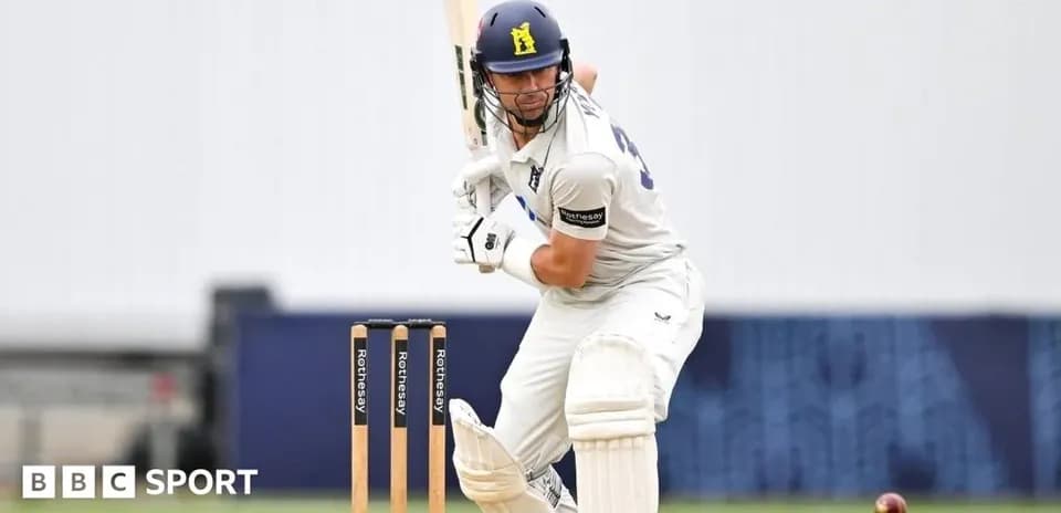 Joueur de cricket en position de frappe avec batte