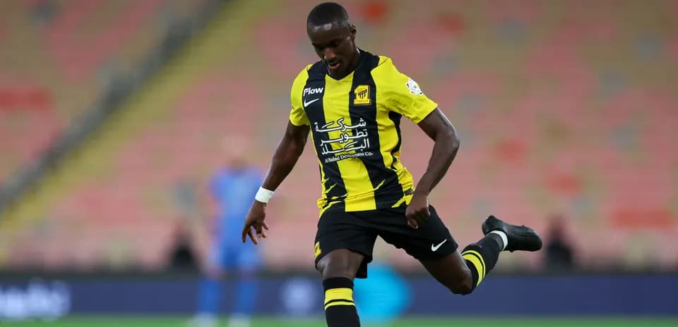 Joueur de football tirant le ballon sur le terrain