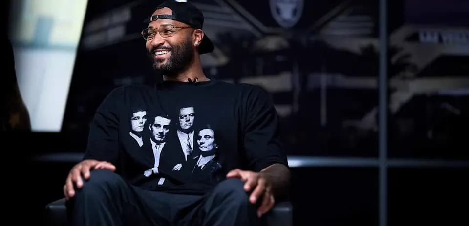 Joueur souriant en interview avec un t-shirt noir