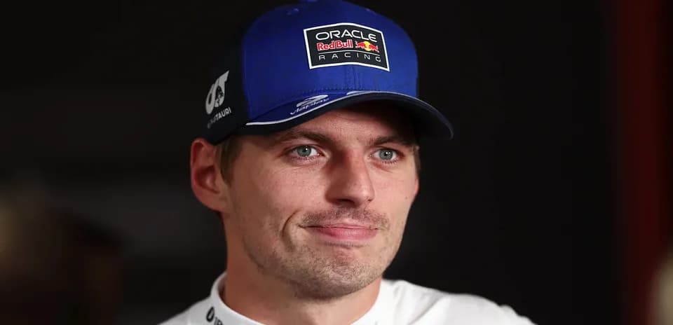 Pilote de Formule 1 en tenue de course
