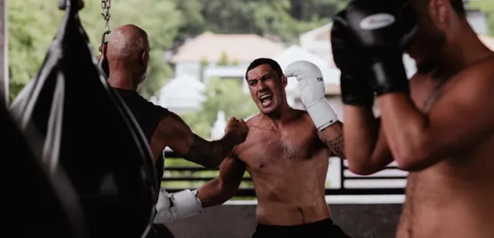 Boxeurs s'entraînant dans une salle de sport