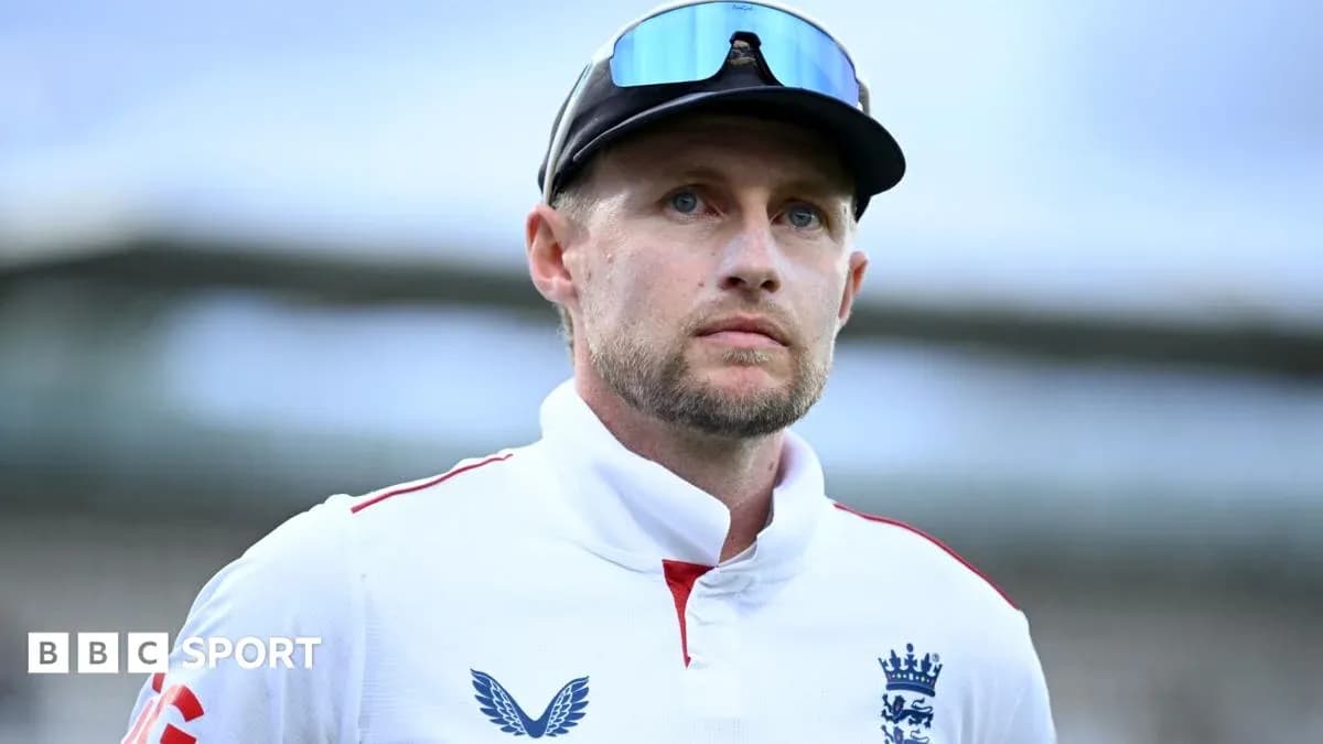 Joueur de cricket anglais regardant sur le terrain