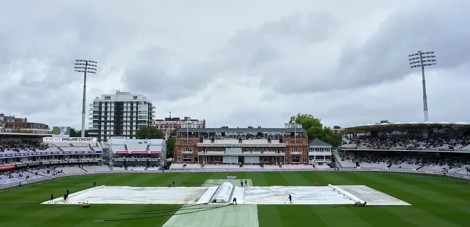 Terrain de cricket couvert par une bâche au Lord's