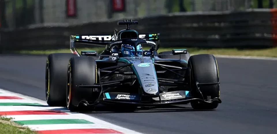 Voiture de F1 Mercedes sur circuit avec drapeau italien