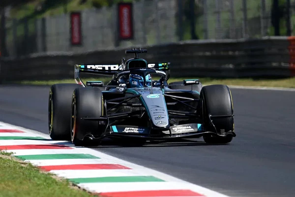 Voiture de F1 Mercedes sur circuit avec drapeau italien