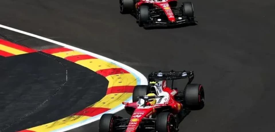Deux voitures de F1 Ferrari dans un virage