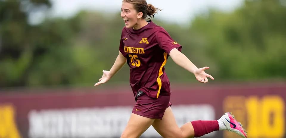 Joueuse de Minnesota célébrant un but sur le terrain