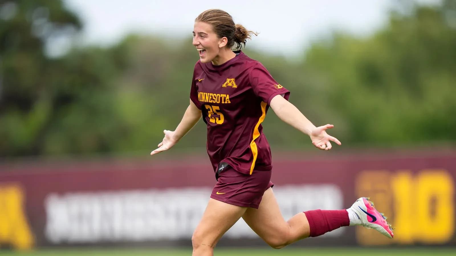 Joueuse de Minnesota célébrant un but sur le terrain