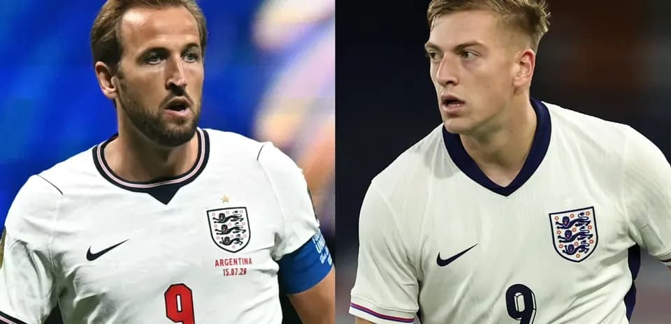 Deux joueurs anglais en maillot blanc sur le terrain