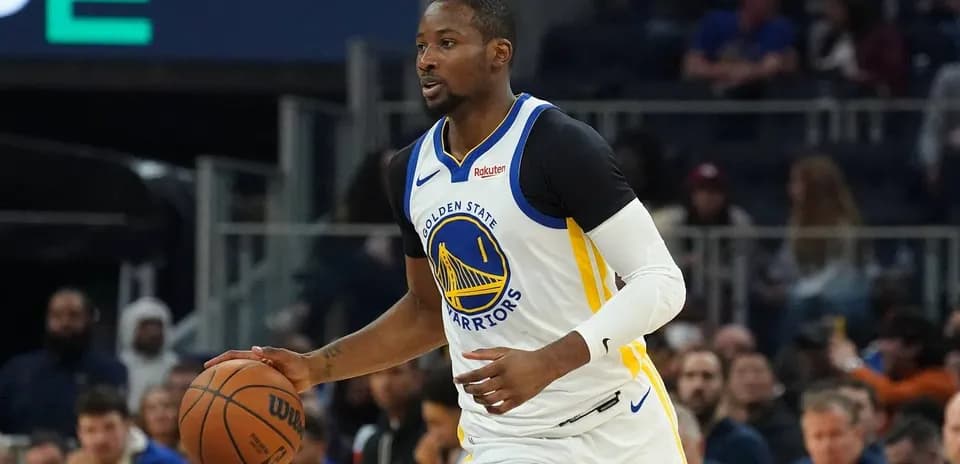 Joueur dribblant le ballon lors d'un match de basketball