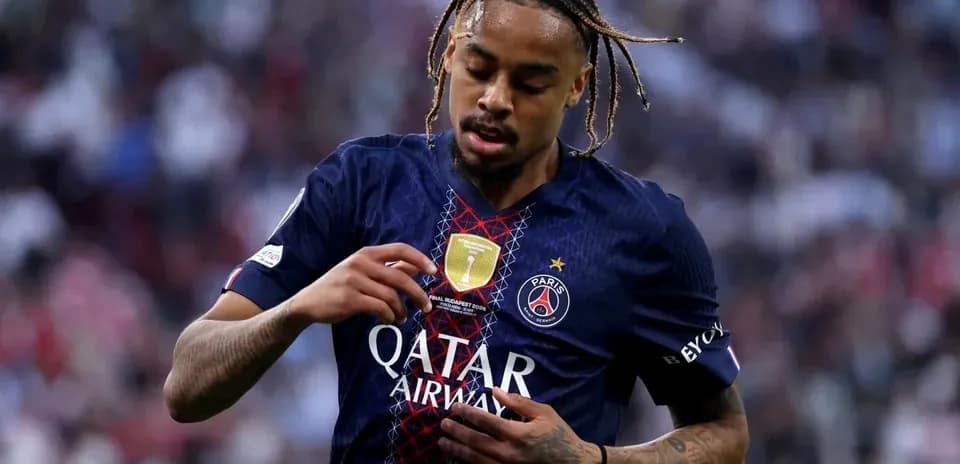 Joueur de PSG touchant son maillot pendant un match