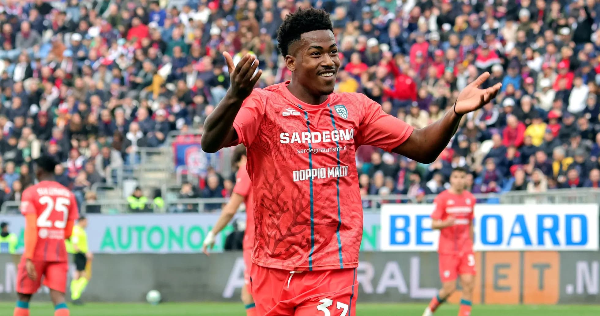 Joueur célébrant un but sur le terrain de football