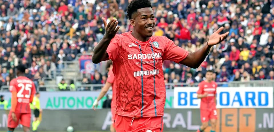 Joueur célébrant un but sur le terrain de football