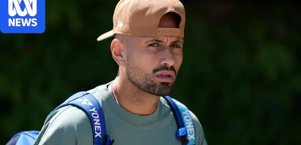 Joueur de tennis avec un sac à dos à l'extérieur