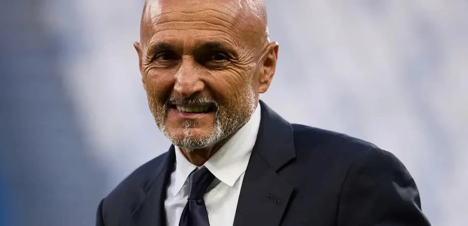 Entraîneur souriant en costume sur le terrain