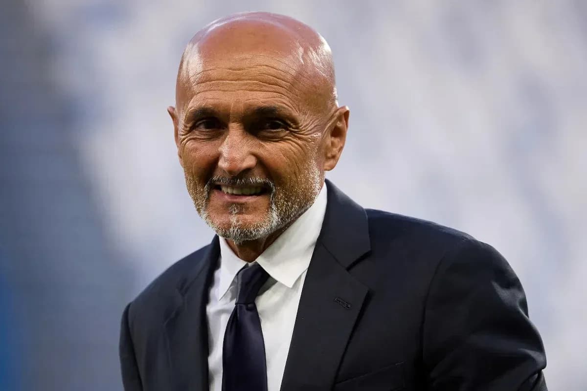 Entraîneur souriant en costume sur le terrain